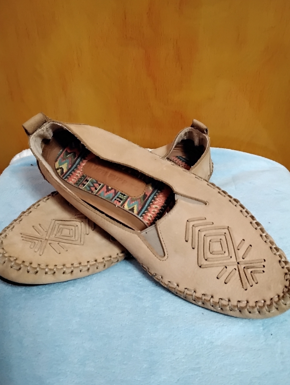Woman's Casual Slip-On Leather Loafers in Tan EUC Size 9